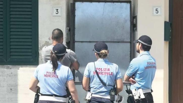 Livorno, appena sgomberati dalle Sorgenti rioccupano una casa popolare vicino alla stazione
