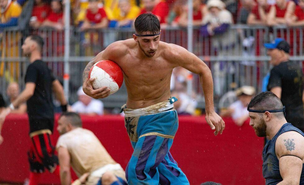 Firenze, calcio storico: il primo sabbione è azzurro