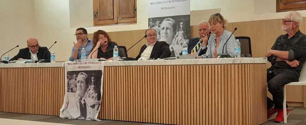 Un momento dell’incontro di venerdì 9 giugno nel chiostro di Sant’Agostino a Pietrasanta