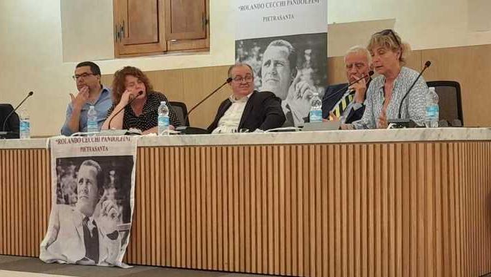 Un momento dell’incontro di venerdì 9 giugno nel chiostro di Sant’Agostino a Pietrasanta