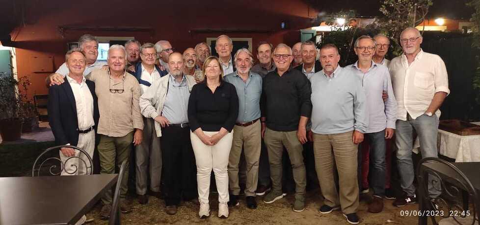 ll gruppo di ex studenti del Carrara di Lucca che si diplomarono nel 1973 insieme al loro professore, l’ingegnere Andrea Biagiotti
