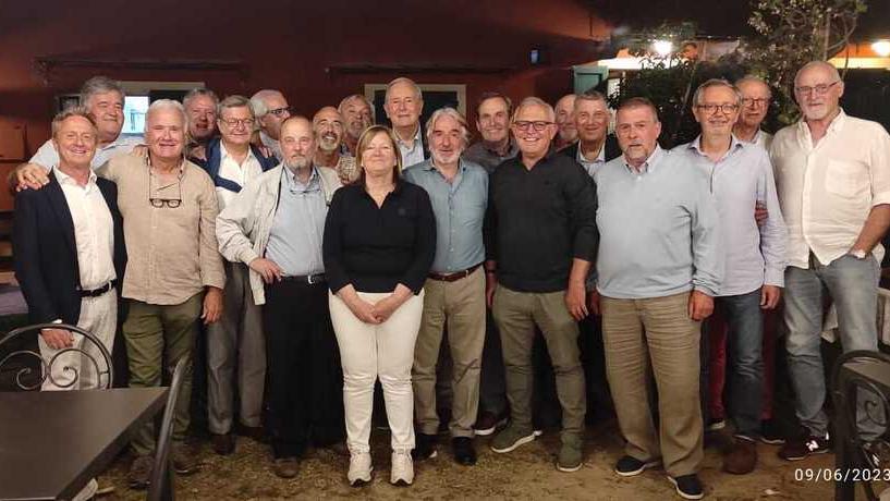 ll gruppo di ex studenti del Carrara di Lucca che si diplomarono nel 1973 insieme al loro professore, l’ingegnere Andrea Biagiotti