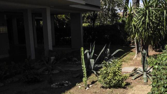 Giardini a secco della zona di Verde Maremma e i tubi del pozzo accatastati in attesa di tornare in funzione (foto Agenzia Bf)