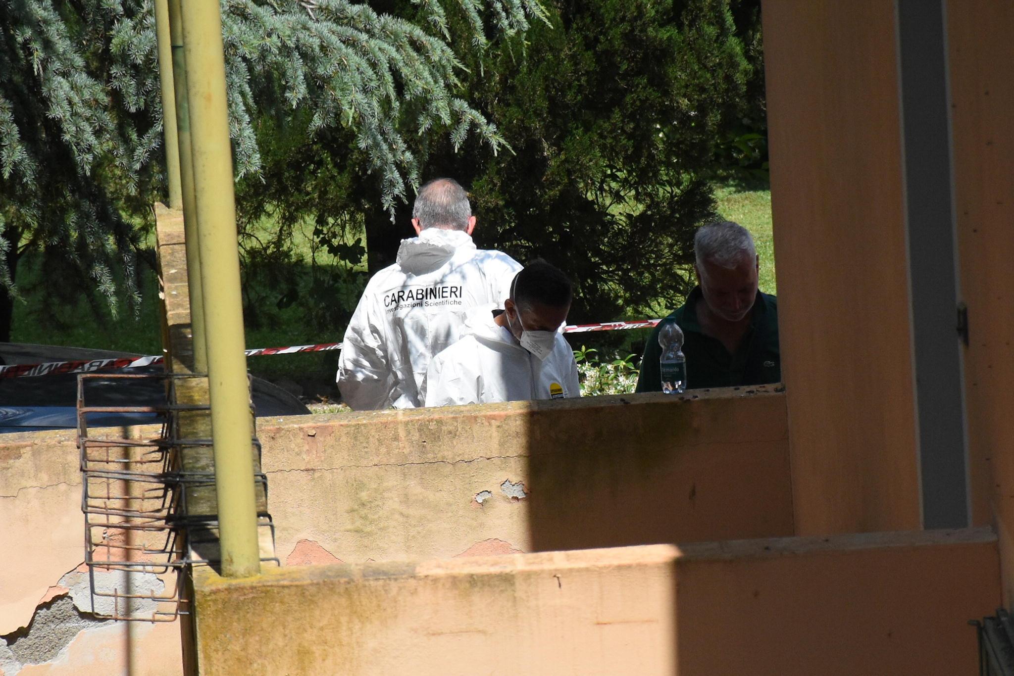 I carabinieri della scientifica nel giardino della villa e l’apposizione dei sigilli al cancello dell’abitazione (foto Bf)