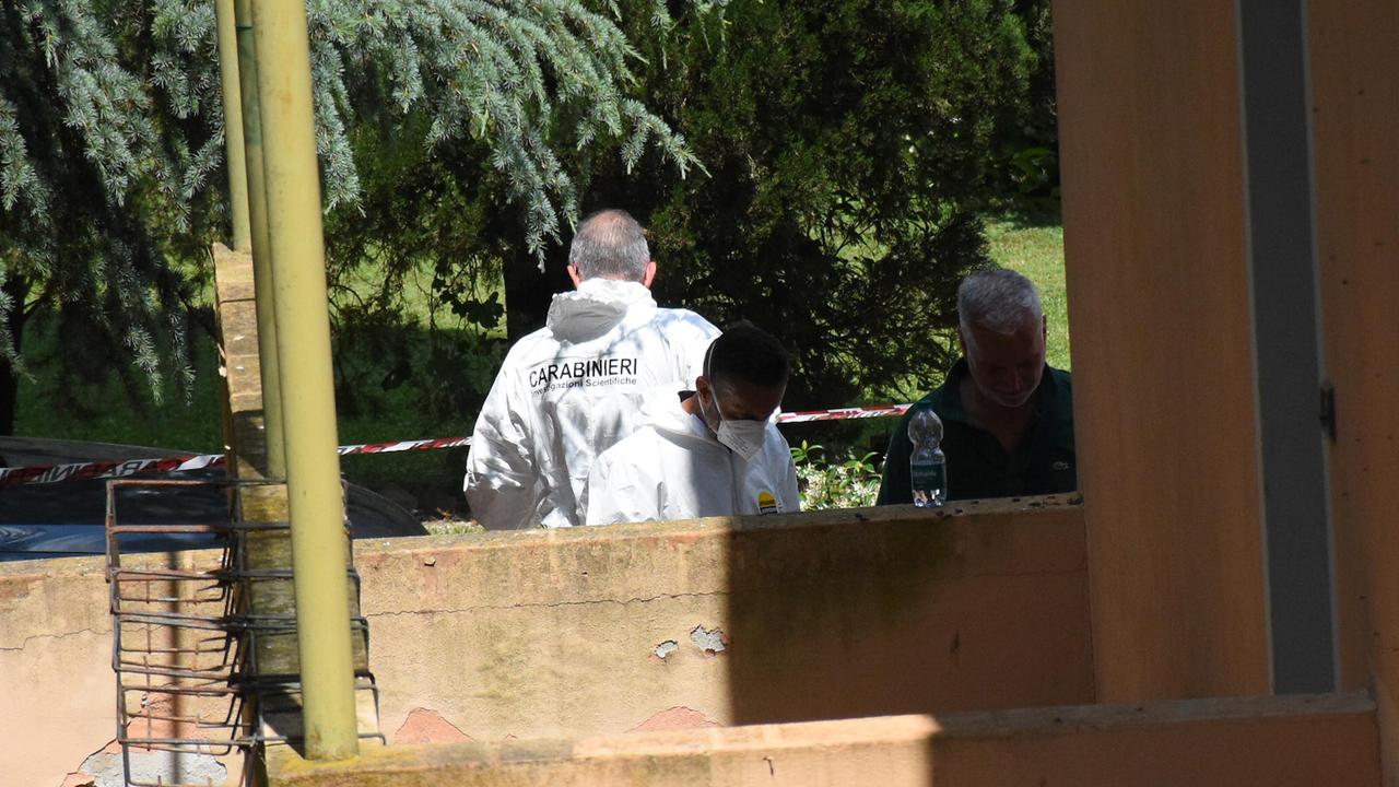 I carabinieri della scientifica nel giardino della villa e l’apposizione dei sigilli al cancello dell’abitazione (foto Bf)
