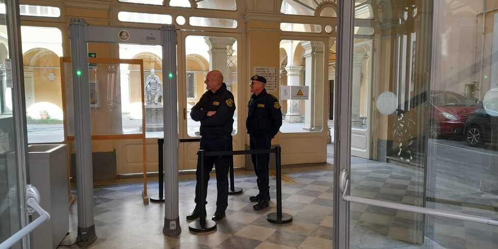 Due guardie giurate all’ingresso del tribunale in via Falcone e Borsellino a Livorno (foto d’archivio)