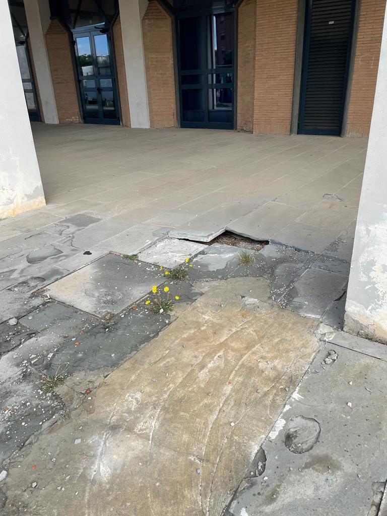 Rosignano, mattonelle saltate e buche nella piazza del mercato
