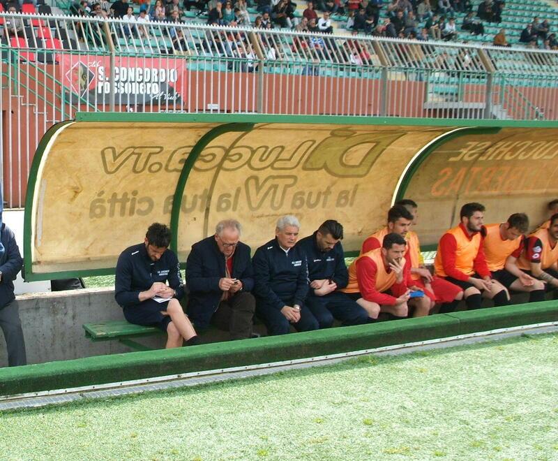 La panchina della Lucchese allo stadio Porta Elisa in una foto di qualche anno fa. Ancora non si sa chi sarà il nuovo tecnico rossonero per la stagione 2023/24