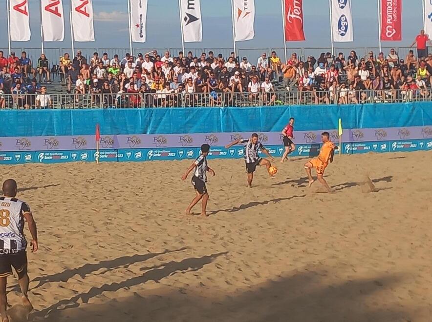 Un’azione di gioco della semifinale che ieri ha visto in campo Farmaè Viareggio contro il Pisa. Il match si è svolto sul campo di Vasto Marina: le due squadre l’anno scorso avevano disputato la finale