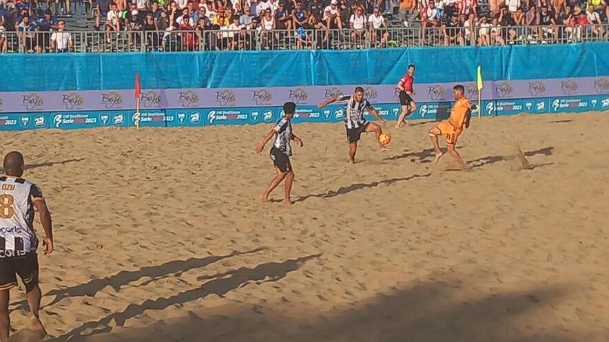 Un’azione di gioco della semifinale che ieri ha visto in campo Farmaè Viareggio contro il Pisa. Il match si è svolto sul campo di Vasto Marina: le due squadre l’anno scorso avevano disputato la finale