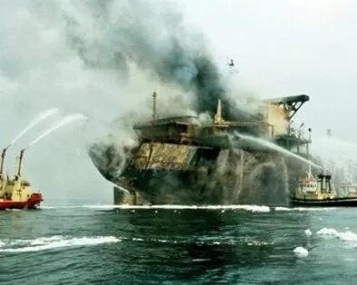 Protesta per il Moby Prince al viaggio inaugurale del Fantasy