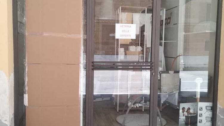 Carpi, il conto delle vetrine spaccate sale a 11 