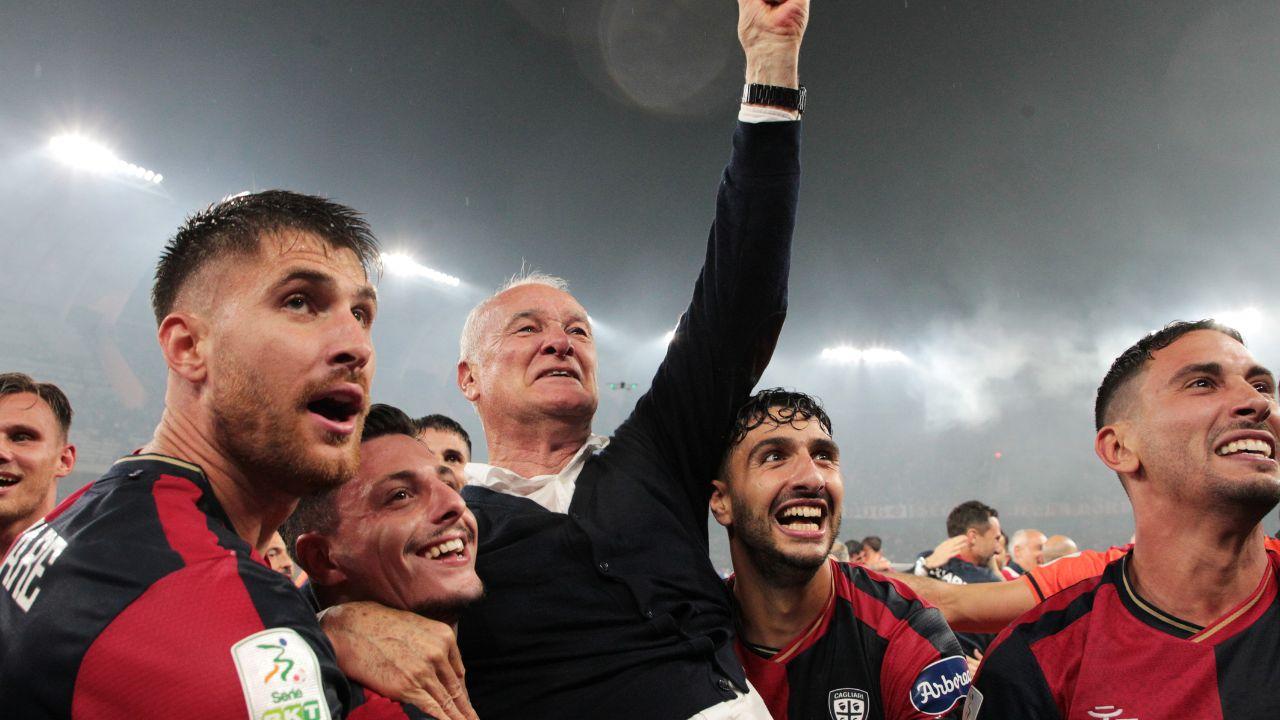 I giocatori del Cagliari portano in trionfo mister Claudio Ranieri dopo il successo a Bari che vale il ritorno in Serie A
