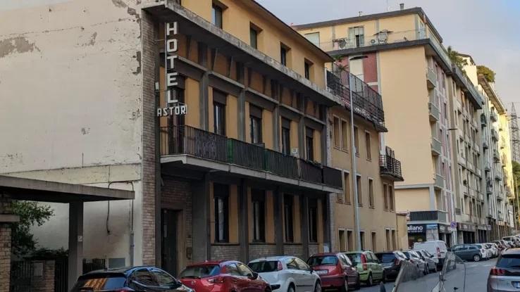 Bambina scomparsa a Firenze: liti, violenza e alloggi di fortuna nell’ex hotel occupato da mesi