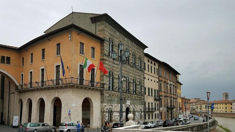 Pisa, le pignorano lo stipendio e il Comune lo rende pubblico. Ora dovrà risarcire l’agente della Municipale