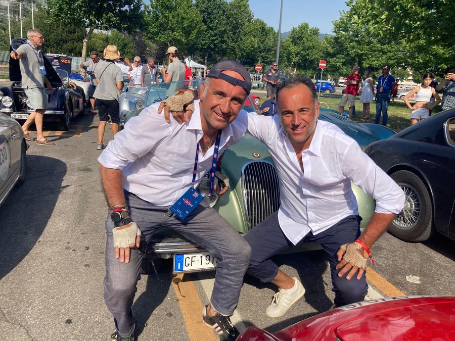 La 1000 Miglia passa da Empoli con la Jaguar dei fratelli Peragnoli