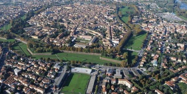 Provincia di Lucca, una camera in hotel e b&b a prezzo d’oro. Più di 100 euro per una notte