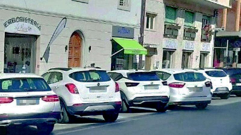 Cecina, cambia la sosta in centro: nuovi stalli blu a pagamento