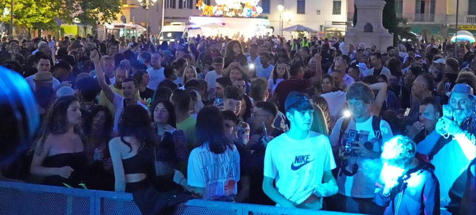 Ponsacco, in diecimila ballano tra shopping e mito dell’Insomnia