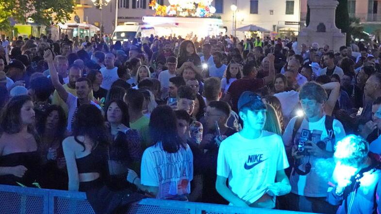 Ponsacco, in diecimila ballano tra shopping e mito dell’Insomnia