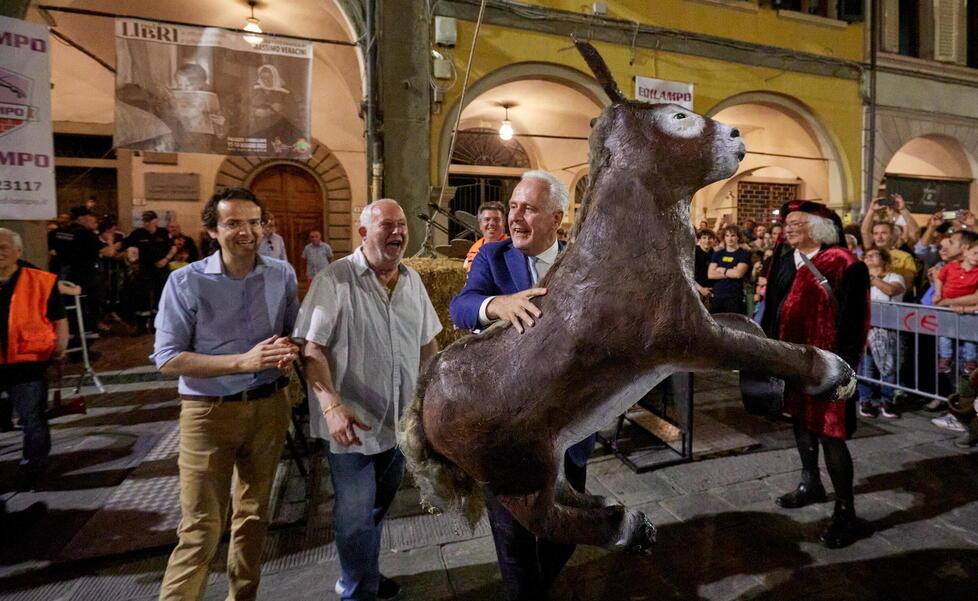 Giani celebra FiPiLino: «Il volo del ciuco è simbolo di pace»