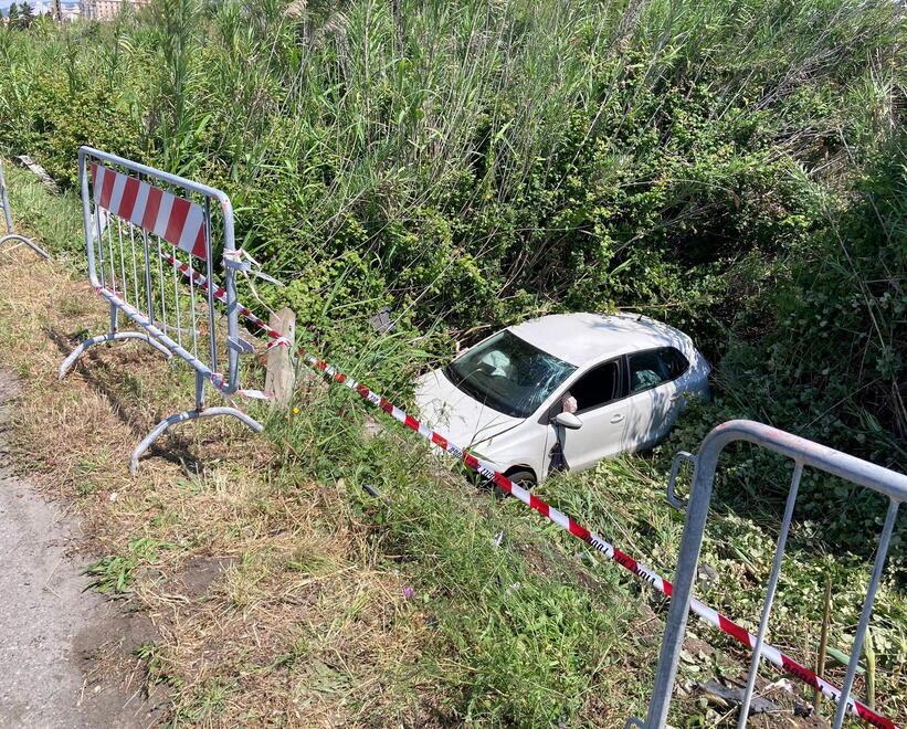 Rosignano, si addormenta mentre è alla guida e finisce con l’auto nel fossato