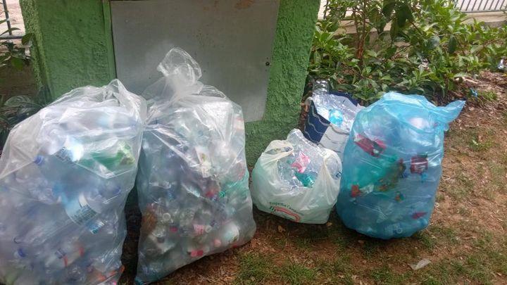 Alghero, i giardini invasi dalle bottiglie di plastica? A pulirli ci hanno pensato alcuni studenti delle Medie