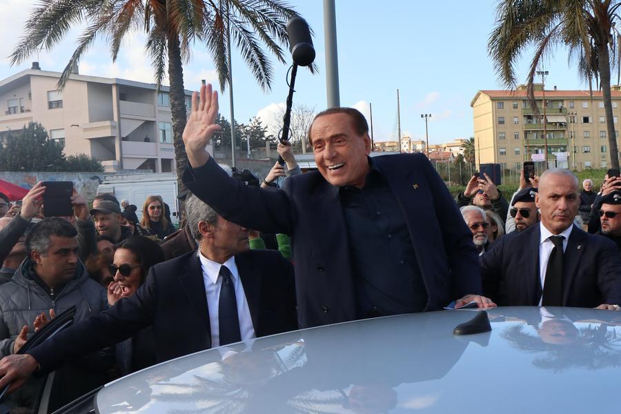 Silvio Berlusconi e la Sardegna, dalle ville ai summit internazionali