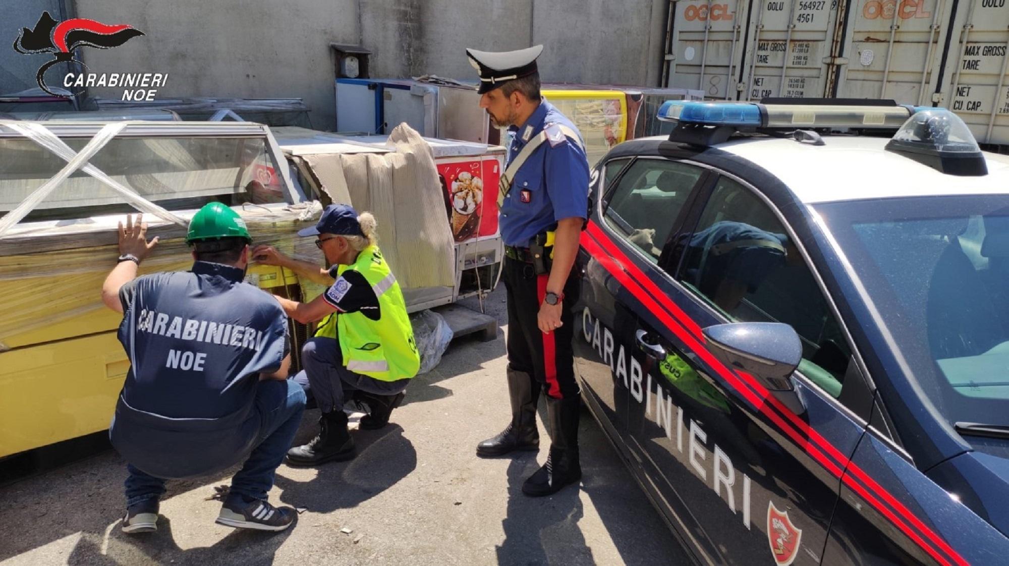 I carabinieri durante il sequestro