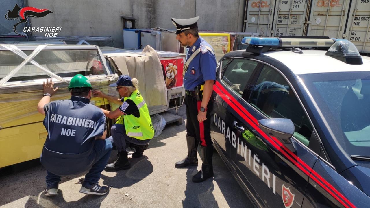 I carabinieri durante il sequestro