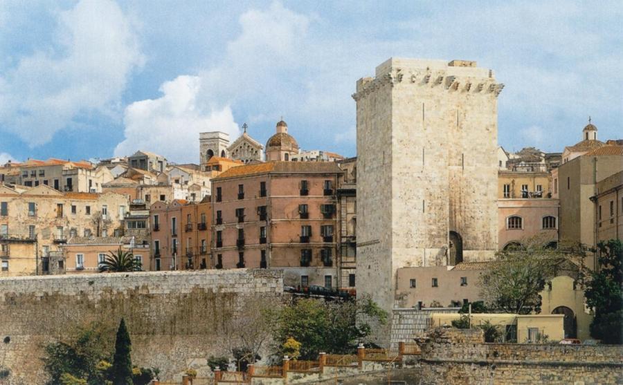 Cade dalle scale e batte la testa, trovato morto dopo giorni in casa a Cagliari