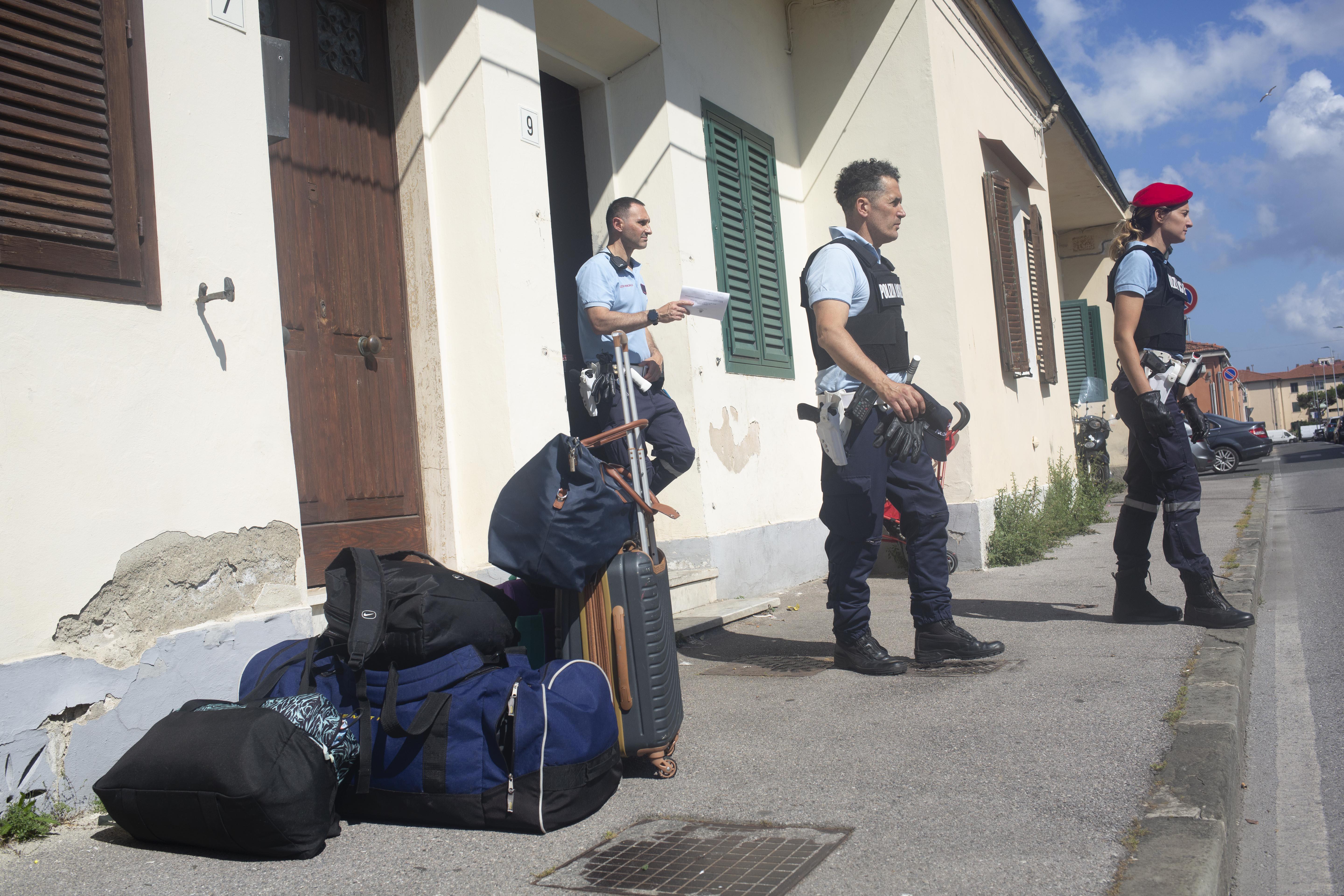 Lo sgombero della municipale (foto Daniele Stefanini/Silvi)