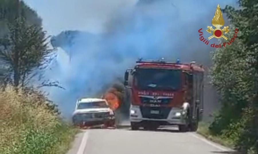 Castiglione, auto prende fuoco sulla strada