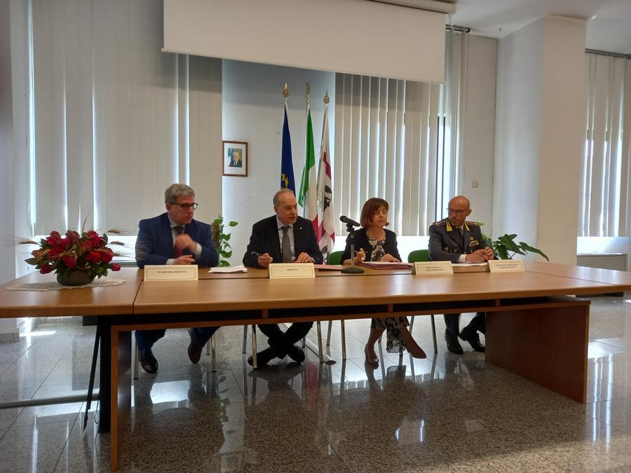 
	La conferenza stampa col prefetto Angeri (secondo da sinistra)

