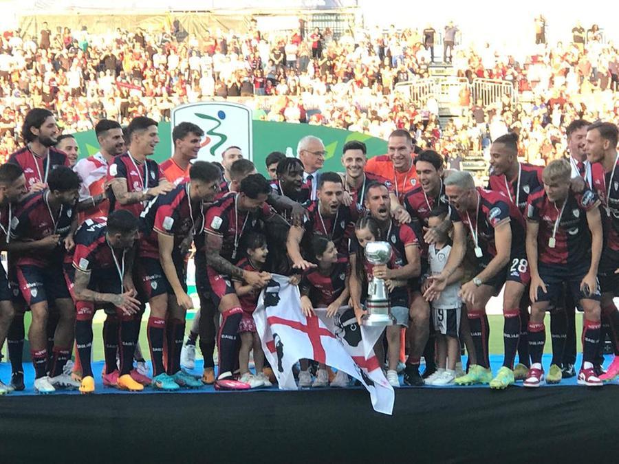 Grande festa alla Domus Arena per la premiazione del Cagliari vincitore dei playoff promozione
