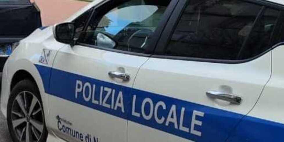 Ruba un’auto, si ubriaca e si sdraia: arrestato dalla polizia locale a Sassari