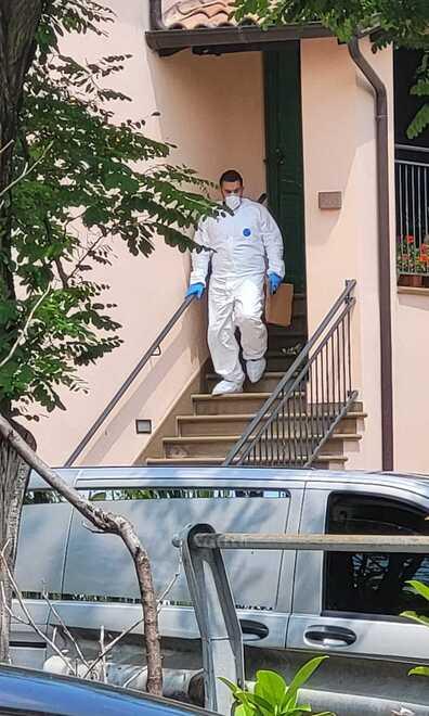 Uccide la moglie nel letto e poi si getta dal tetto di casa