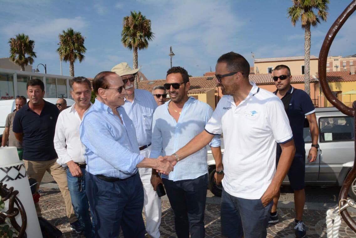 La morte di Berlusconi: quei trent’anni in Sardegna tra immobili, impresa e politica
