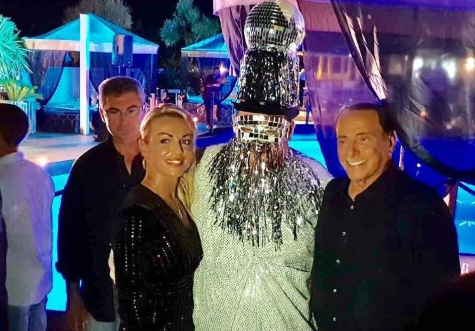 La morte di Berlusconi, i bagni di folla nella sua Porto Rotondo 