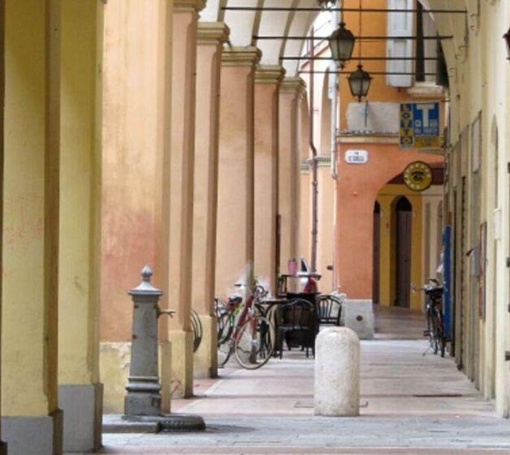 Modena Rapinato e preso a calci in via Carteria di notte «Un’aggressione brutale» 