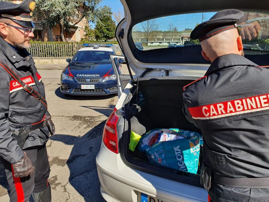Litigano per una mancata precedenza, 83enne imbraccia una motosega e minaccia un 22enne