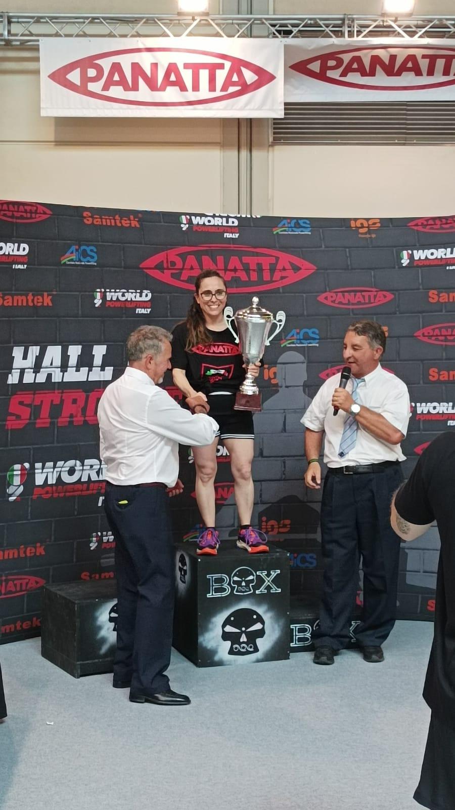 
	La premiazione di Barbara Vitale ai campionati italiani di powerlifting


