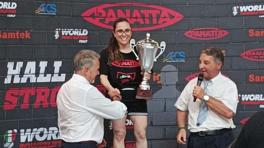 La premiazione di Barbara Vitale ai campionati italiani di powerlifting