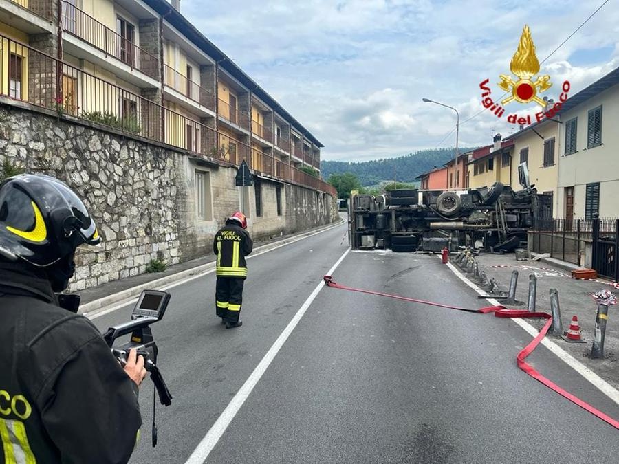 Vaiano, camion di Gpl si ribalta: gas travasato in una cisterna di emergenza. Caos viabilità: 325 chiusa dalle 9 alle 21 – Video