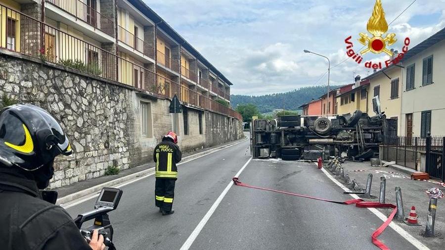 Vaiano, camion di Gpl si ribalta: gas travasato in una cisterna di emergenza. Caos viabilità: 325 chiusa dalle 9 alle 21 – Video