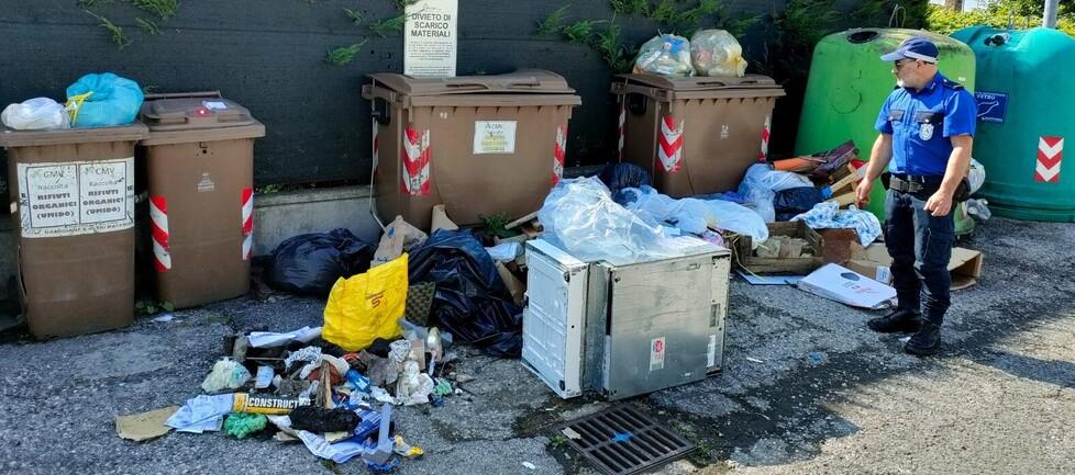 Cento, abbandona una lavastoviglie: donna rintracciata e multata