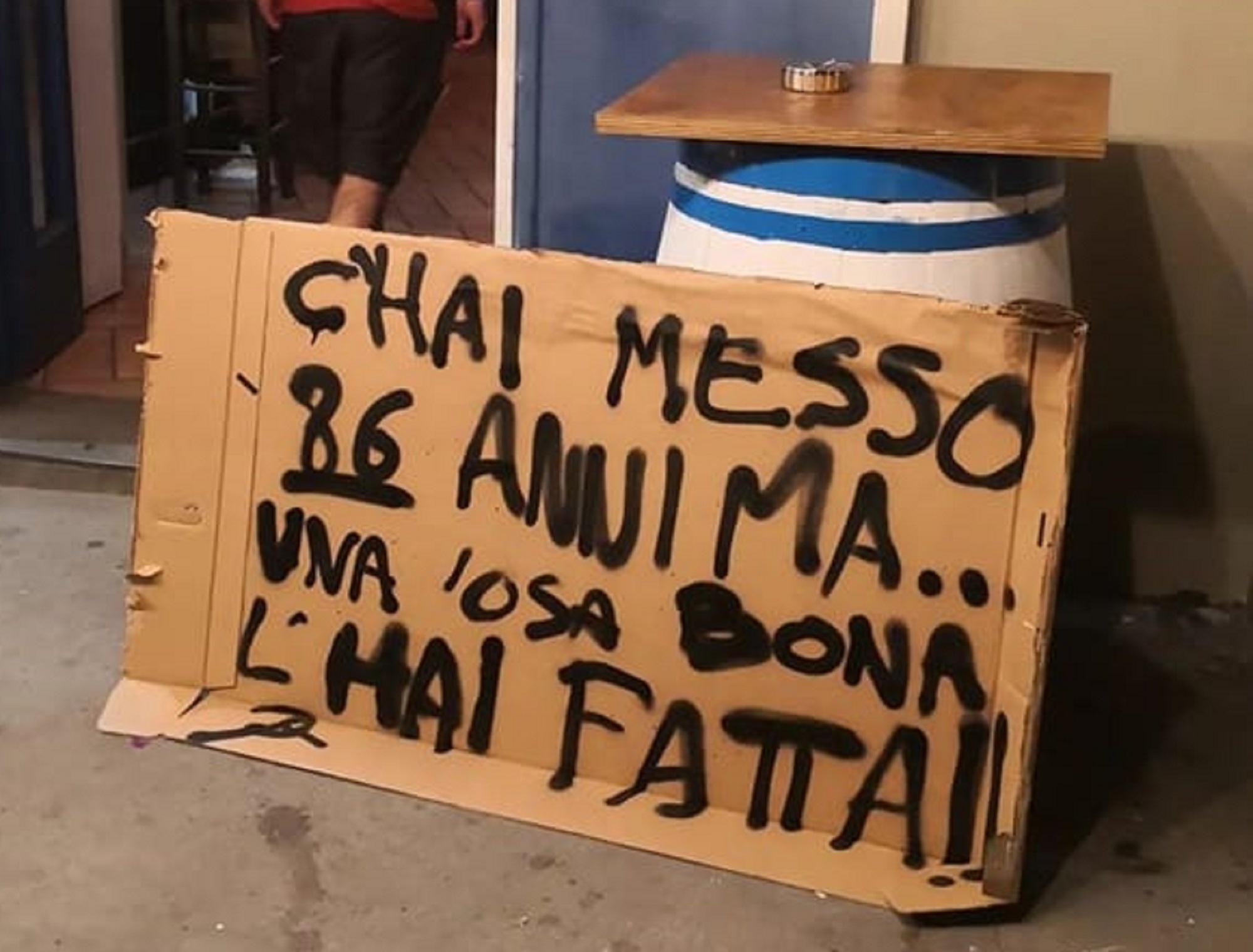 Il messaggio fuori da "Frankie Pub" di via de Larderel