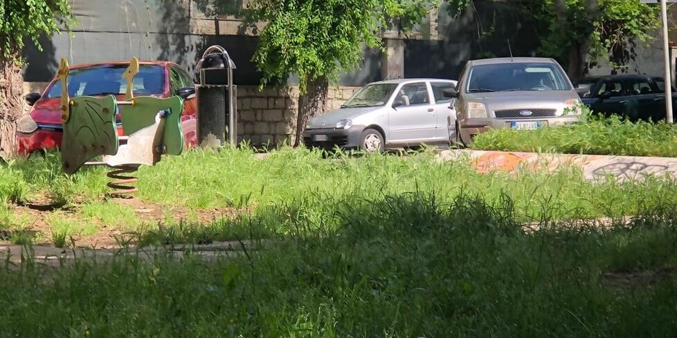 Nuoro, piazza De Bernardi è “off limits”: i bimbi del rione giocano altrove 