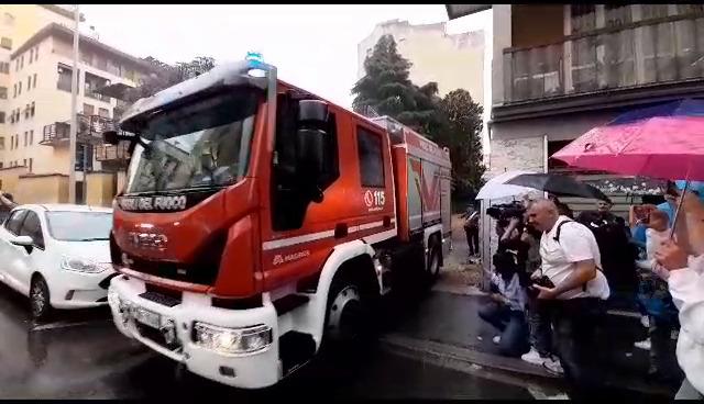 Bambina scomparsa a Firenze, perquisizioni nel palazzo accanto all’ex hotel. “Esito negativo”, niente tracce dei rapitori – Video