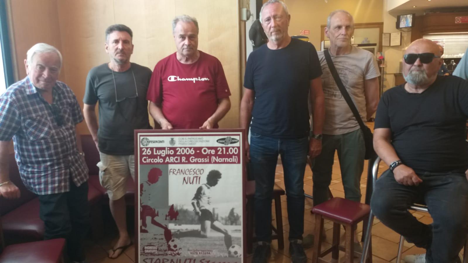 Gli amici di Francesco Nuti al circolo Grassi di  Narnali col manifesto dello spettacolo "StarNuti stasera"